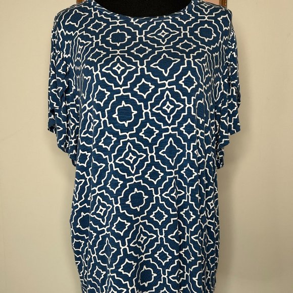 LuLaRoe Tops - LuLaRoe Shortsleeve Shirt Top Women's XL Round Neck Blue & White Geometric